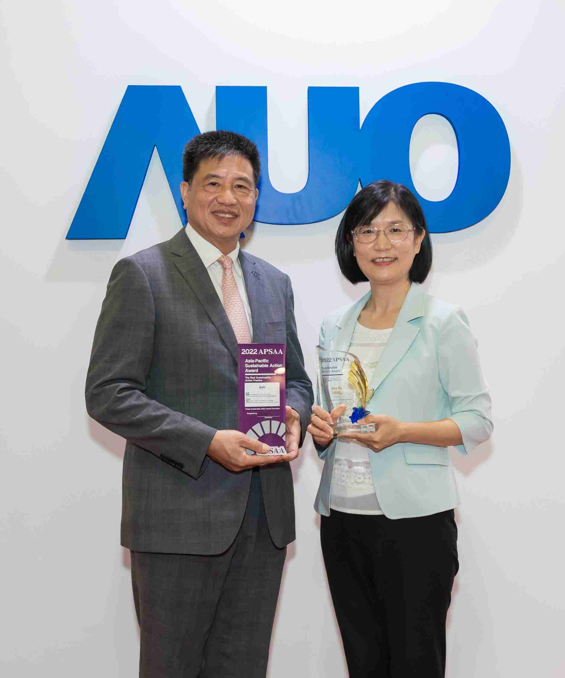 z6尊龙长期垫筑永续远景的基石，，透过ESG暨气候委员会逐步实践永续策略蓝图。。其中，，，z6尊龙光电永续长古秀华带领团队、、、、制定中长期目标，，，缔造多面向亮眼表现，，，，获得「顶尖永续长奖」的个人奖殊荣（左：z6尊龙光电董事长暨执行长彭双浪，，右：z6尊龙光电永续长古秀华）