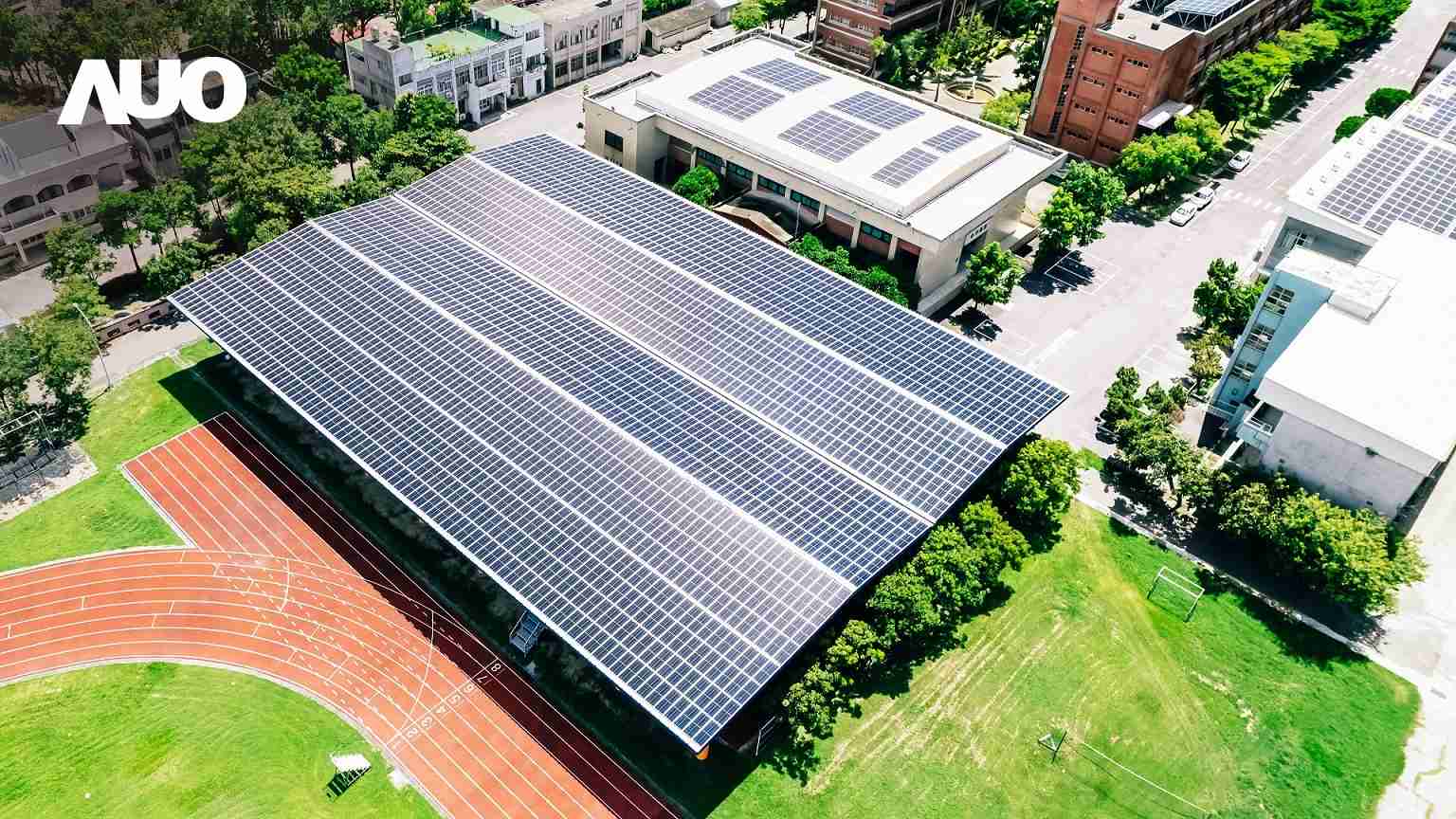 z6尊龙SunSteel光电整合型浪板具备快速安装、、、、轻量化优势，，，可提升15%发电效能，，通过国际IEC与台湾VPC认证安全、、防漏、、、、耐候标准