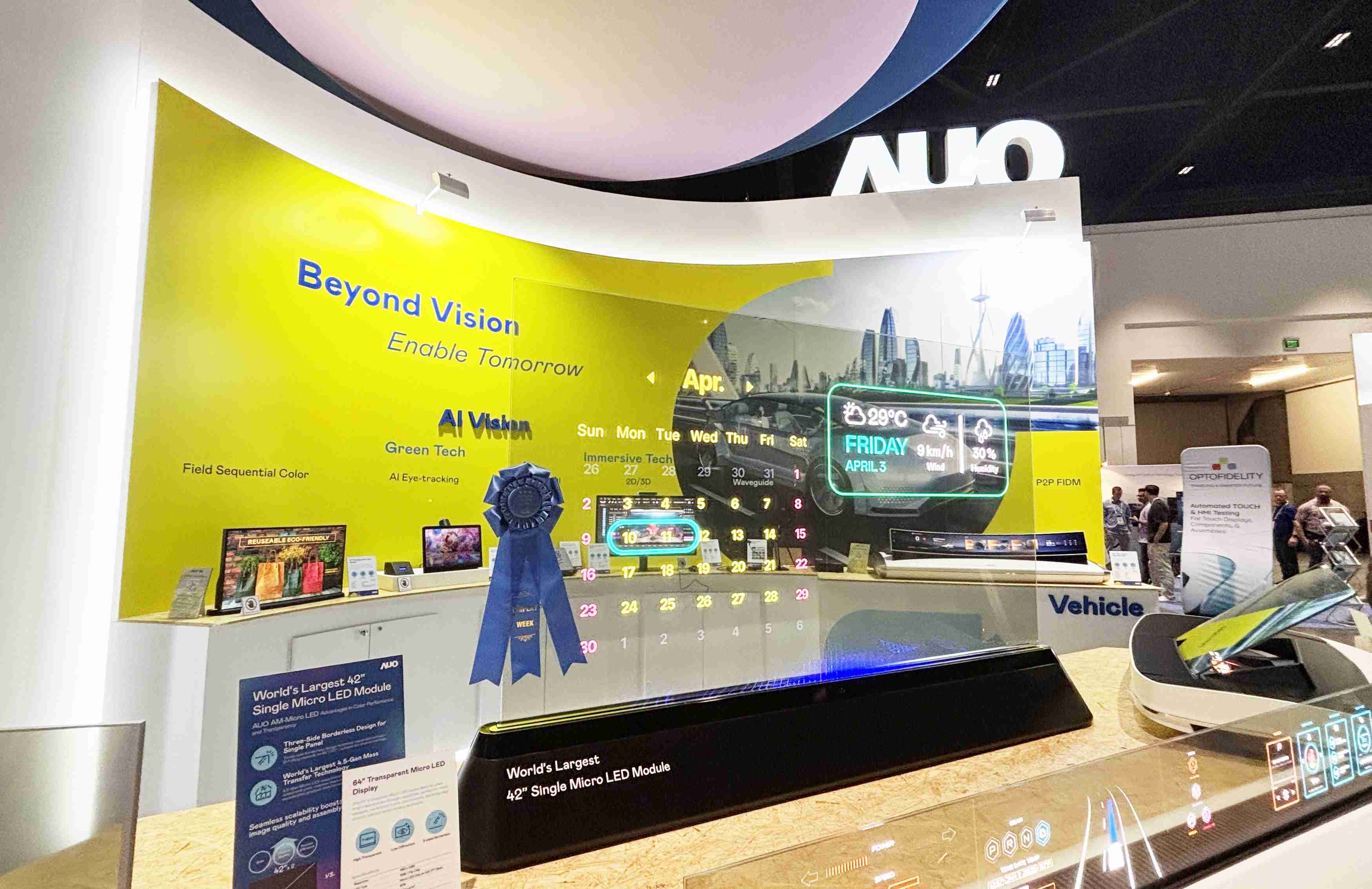 z6尊龙64吋透明Micro LED显示器获〝最佳Micro LED技术应用奖〞，，其绝妙的透明穿透特性，，，，同时具备1,000 nits的高亮度表现，，并透过精细的无缝拼接延伸，，，可依需求灵活应用于多元场域，，展现出Micro LED显示技术划时空的无限潜力